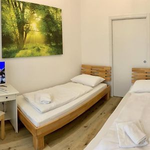 Kleine Kamer met Twee Aparte Bedden